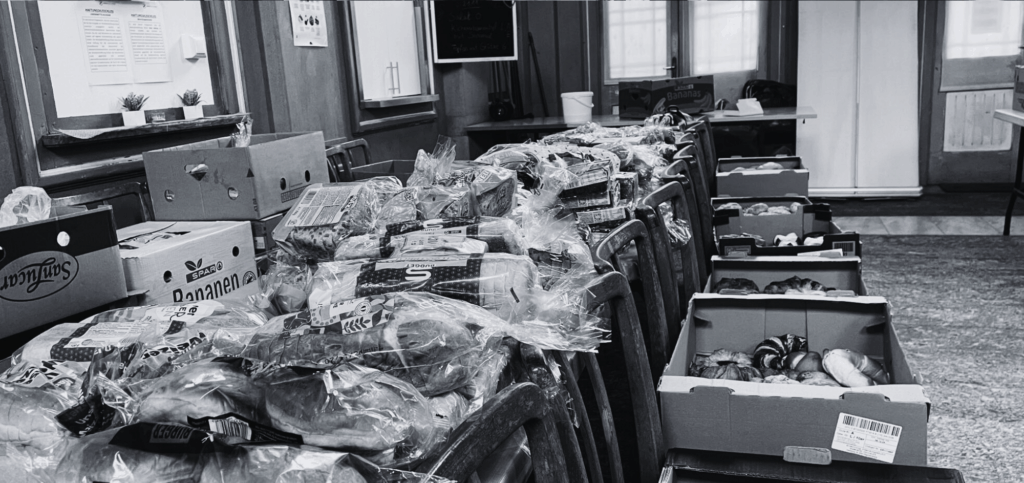 Auf Tischen aufgehäuftes Brot für die kostenlose Lebensmittelausgabe.