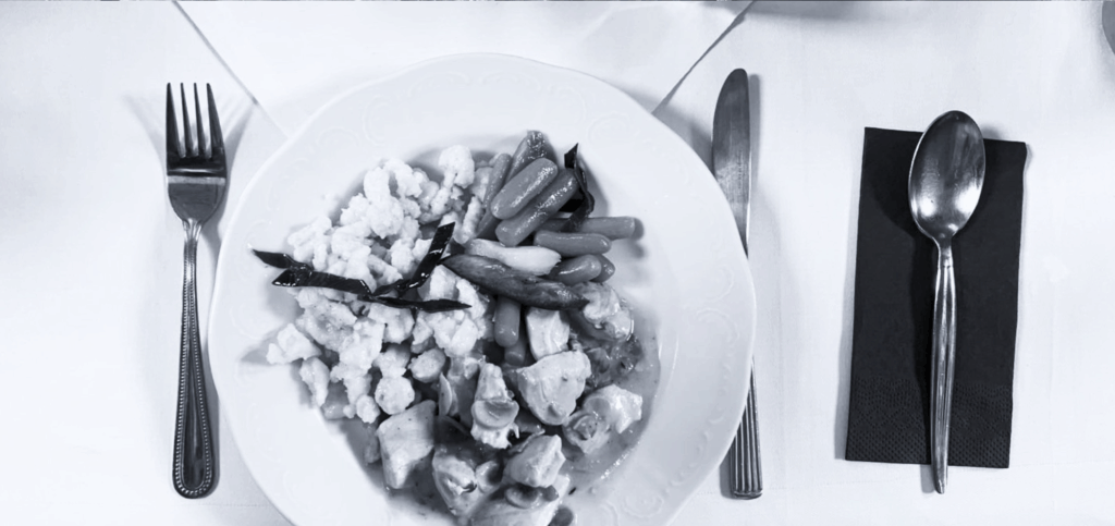 Am Mittagstisch der Westbahnhoffnung. Ein Teller mit Spätzle, Gemüse und Putengeschnetzeltem.